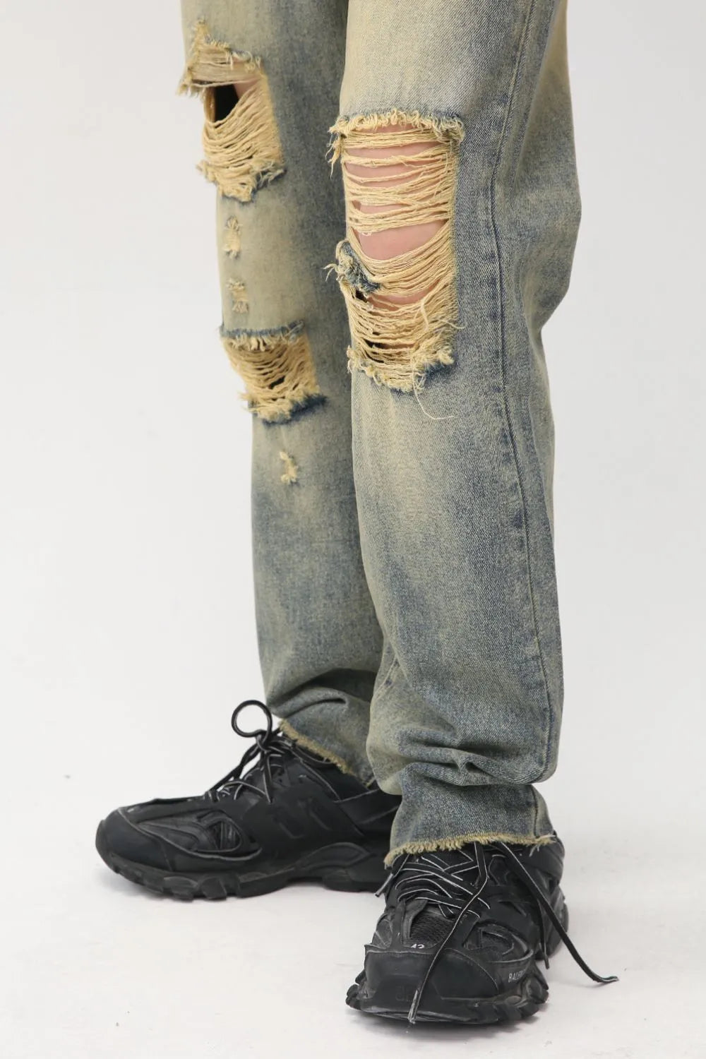 Distressed Mid Rise Jeans with Pockets
